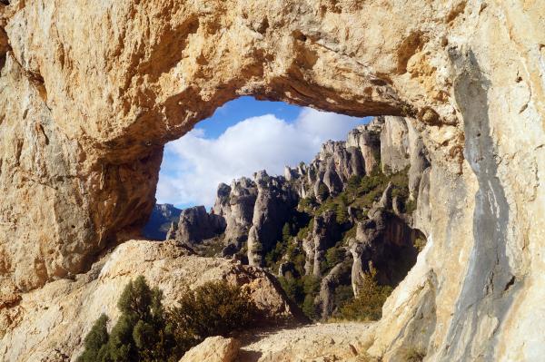 El Forat de la Vella i la Cova d'en Marc, dues excursions dins del Parc Natural dels Ports | wikiloc | Forat de la Vella, Mas de Barberans. Foto: SHUTTERSTOCK.COM | Forat de la Vella, Mas de Barberans. Foto: SHUTTERSTOCK.COM