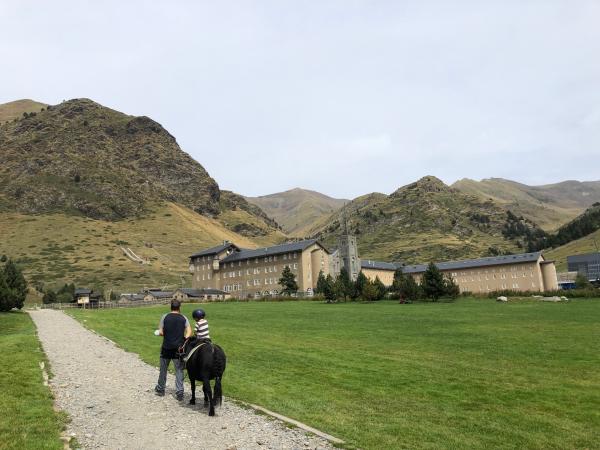 Passeig en poni per la Vall de Núria amb nens