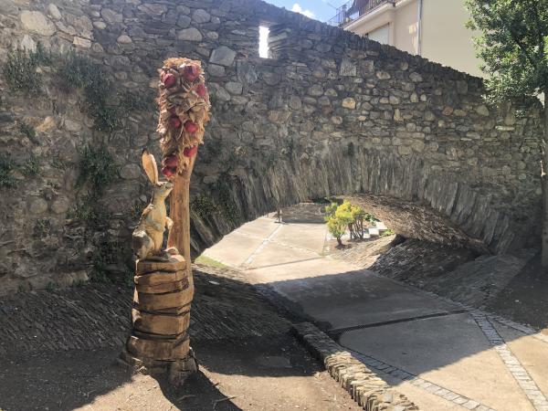 Las esculturas de madera Con niños