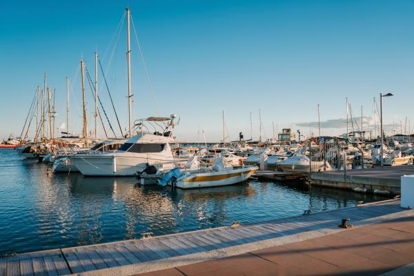 Passeig marítim, port i llotja del peix amb nens