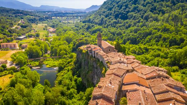 Castellfollit de la Roca amb nens