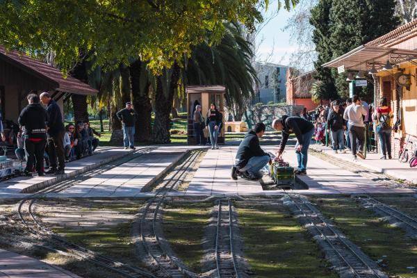 El parc i el trenet de Can Mercader de Cornellà amb nens