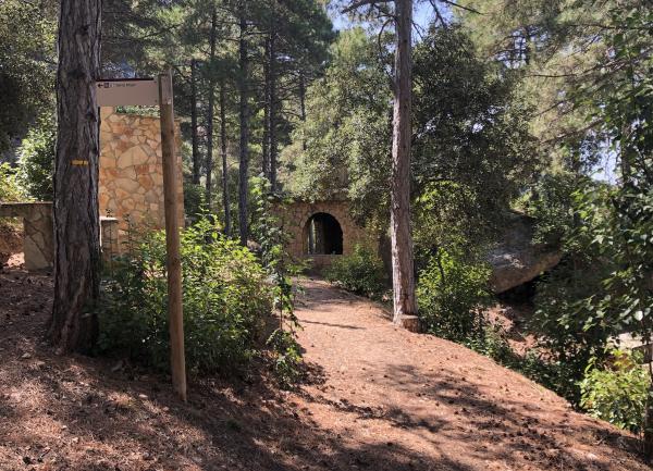 Àrea recreativa de l'ermita de Sant Salvador | Vistes des de l'ermita de Sant Salvador. Foto: ESCAPADA AMB NENS | Àrea de pícnic de l'ermita de Sant Salvador. Foto: ESCAPADA AMB NENS