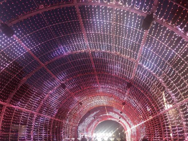 Túnel de luz de 34m y laberinto ilumidad, en Reus