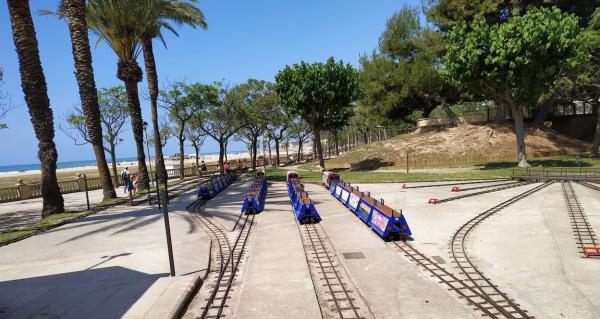 El trent del Parque de Ribes Roges de Vilanova y la Geltrú