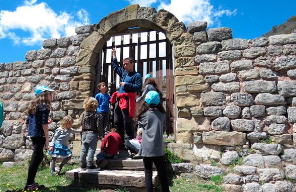 Castell de Mataplana amb nens