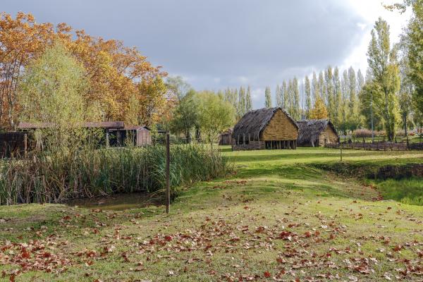 El Parc Neolític de la Draga, al costat de l'Estany de Banyoles