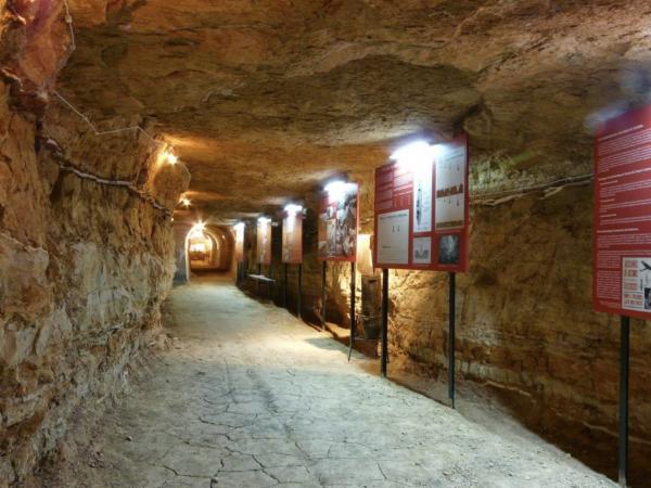 Refugio antiaéreo de la calle Sant Josep Con niños