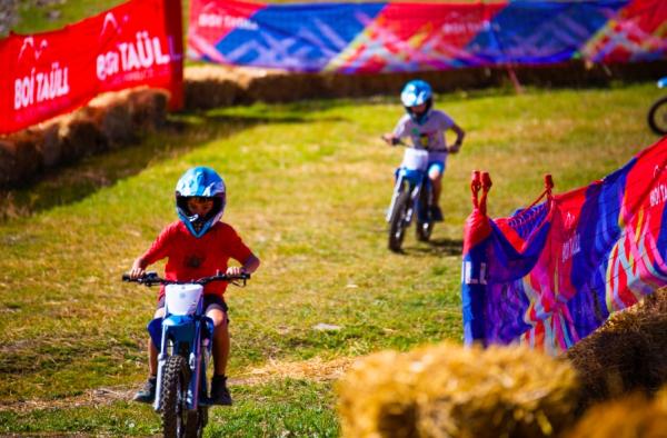 Circuito infantil de motos eléctricas en Boí Taüll Con niños