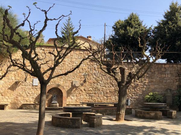 Ermita Mare de Déu dels Torrents amb nens