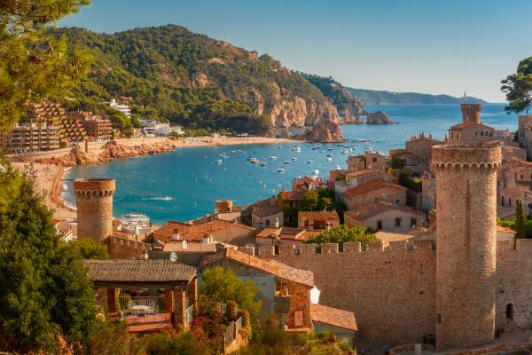 El único recinto amurallado de la costa catalana