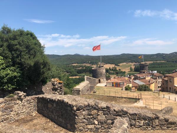 Castillo de Hostalric y reciente amurallado | Hostalric. Foto: Escapadaambnens.com | Hostalric. Foto: Escapadaambnens.com | Hostalric. Foto: Escapadaambnens.com