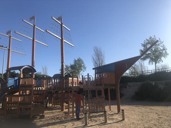 El Parque del Francolí de Tarragona, una gran área de juego con un barco pirata gigante