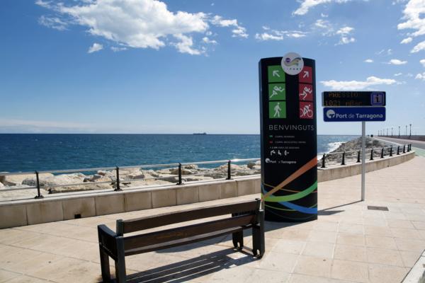 Passeig de l'escullera fins al Far de la Banya amb nens