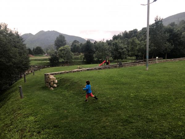 Zona de pícnic Parc del Passeig de Mossèn Lluís Suriñach Con niños