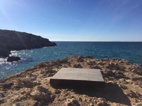 Camino de ronda hasta el faro de Cap Salou