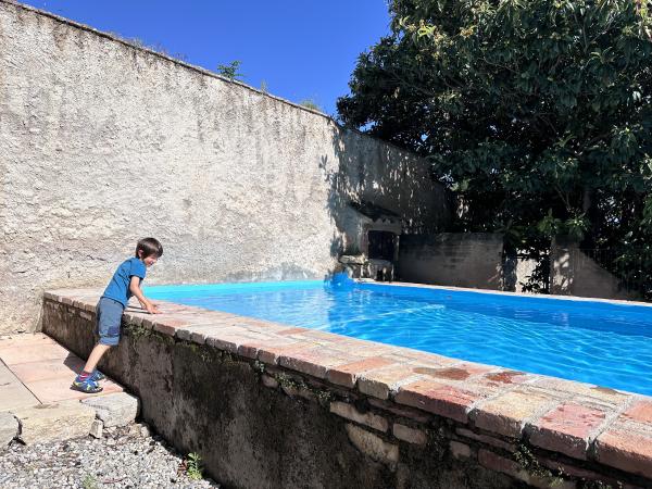 <span>3</span>Con un jardín de 3.000 m2, con piscina, una fuente y una gran zona de barbacoa | ESCAPADAAMBNENS.COM | ESCAPADAAMBNENS.COM