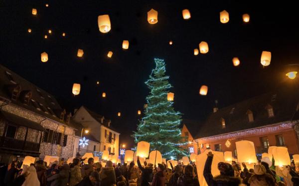 Encesa de fanalets i arbre de Nadal a Arties 2025
