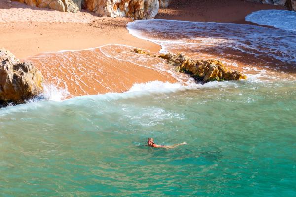 Cala Pola, una platja a Tossa de Mar envoltada de penya-segats, a la Costa Brava