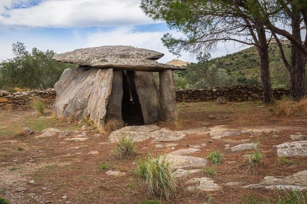 El conjunto megalítico de Roses y el dolmen de la Creu d’en Cobertella