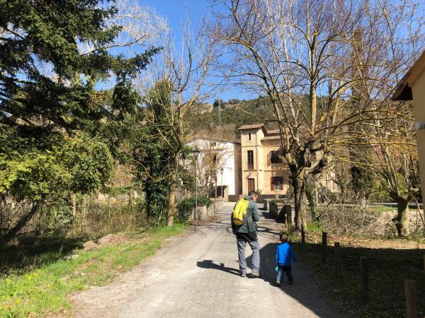 Paseo alrededor del Balneario de Vallfogona de Riucorb | Paseo por el entorno del Balneario de Vallfogona de Riucorb. Foto: ESCAPADA AMB NENS | Paseo por el entorno del Balneario de Vallfogona de Riucorb. Foto: ESCAPADA AMB NENS