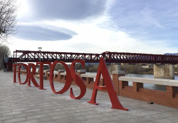 Selfie amb les lletres de Tortosa
