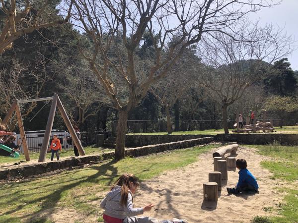 Àrea de lleure de la Casa Forestal de Castellfollit | Àrea de jocs al costat de la Casa Forestal de Castellfollit. Foto: ESCAPADA AMB NENS