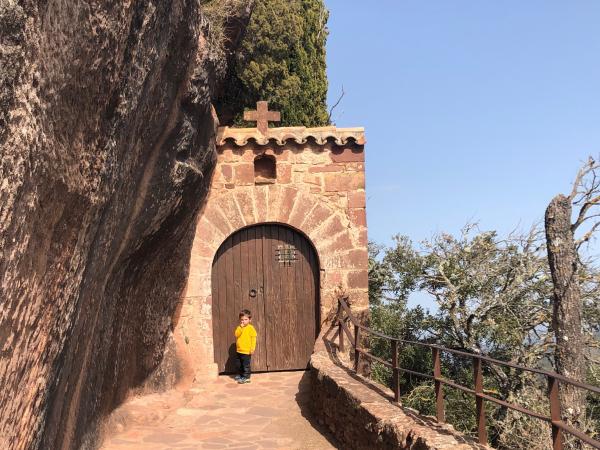 Prades, un poble amb encant de color vermell | Prades. Foto: ESCAPADAAMBNENS.COM