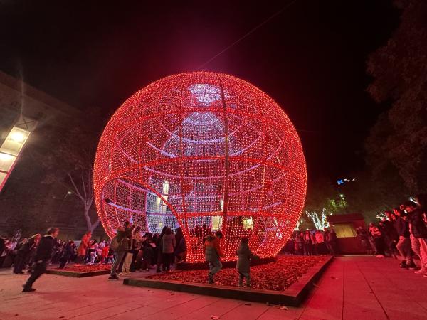 Una bola de luz gigante en la Navidad de Reus 2025