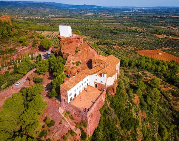 La Roca Foradada i l'Ermita Mare de Déu de la Roca de Mont-roig del Camp