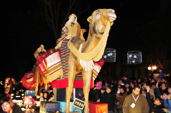 Cabalgata de Reyes en Tarragona. sus Majestades llegan por mar