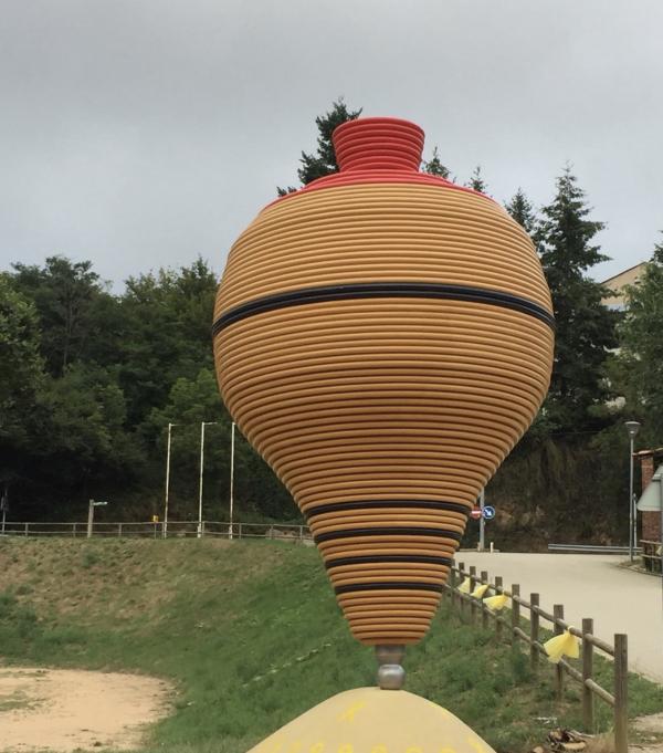 La peonza gigante de Sant Hilari Sacalm Con niños