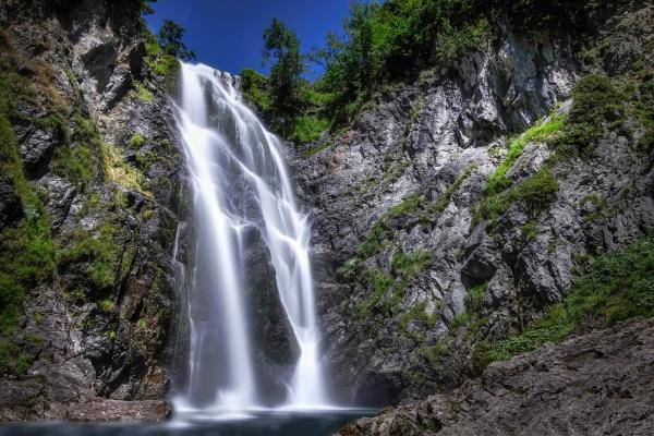 Salt d'aigua de Saut deth Pish, la cascada més espectacular de la Vall d'Aran amb nens