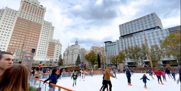 La navideña 2025 i la pista de gel de Plaza España, a Madrid
