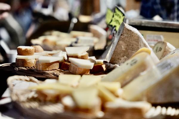 Feria de Sant Ermengol de La Seu d'Urgell, con los mejores quesos del Pirineo