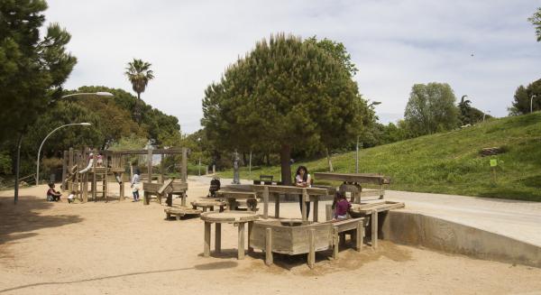 Els jardins de Joan Brossa, un gran espai verd per jugar amb nens