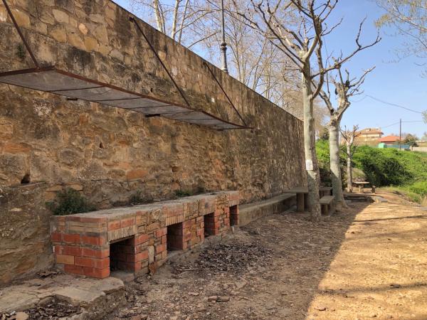 Ermita Mare de Deu dels Torrents | Área de ocio de la ermita de la Mare de Déu dels Torrents, en Vimbodí i Poblet. Foto: ESCAPADA AMB NENS