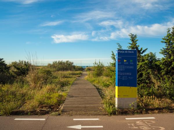 En bici de Castelldefels a Gavà pel passeig Marítim