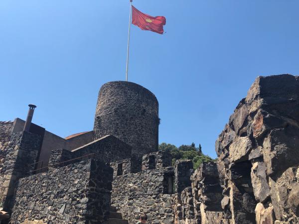 Castillo de Hostalric y reciente amurallado | Hostalric. Foto: Escapadaambnens.com