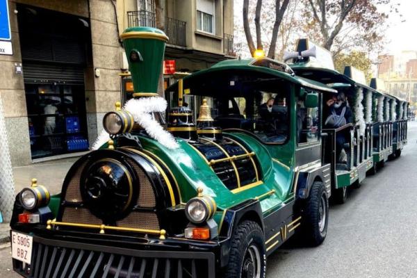 Los trenecitos de Navidad de Barcelona, una alternativa al bus turístico, para ver las luces de Navidad