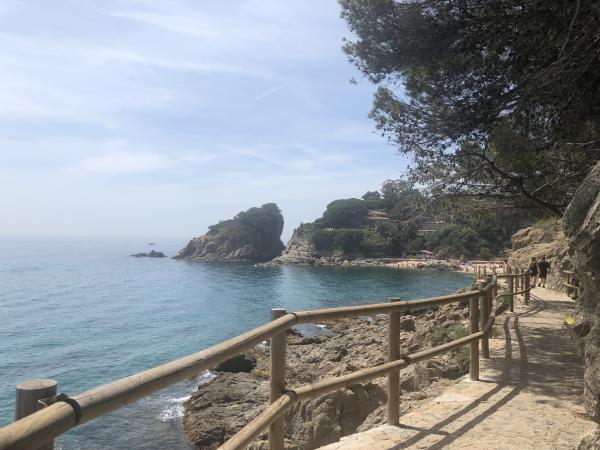 La Cala Sant Francesc, una playa de Blanes con muchos servicios