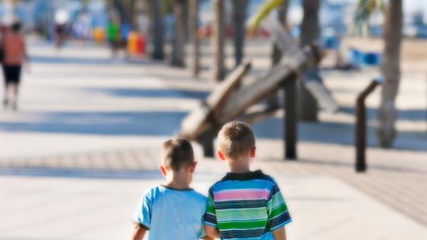 Parque infantil en la Platja Nova Con niños