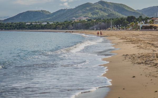 Cala Bea, a l'Hospitalet de l'Infant amb nens