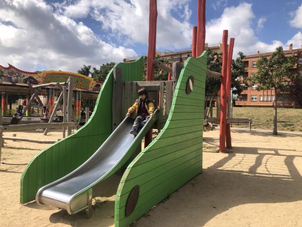 Parque de la plaza de la Fàbrica Nova, en Castellar del Vallès | FOTO: ESCAPADAAMBNENS | FOTO: ESCAPADAAMBNENS | FOTO: ESCAPADAAMBNENS