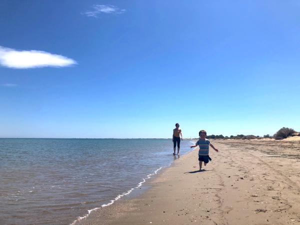 Las mejores playas de la Costa Daurada para ir con niños y con poca profundidad