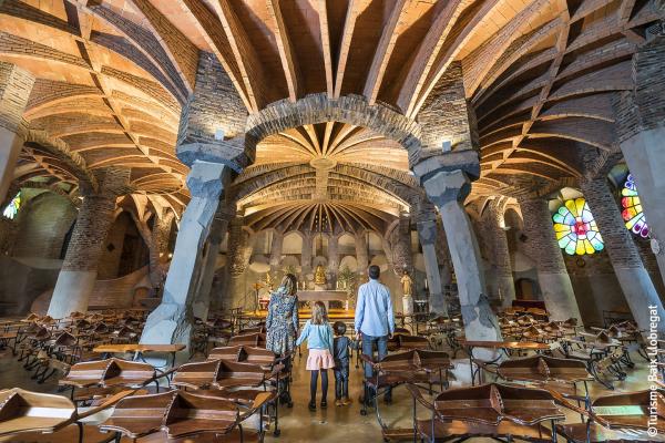 La Cripta Gaudí de la Colònia Güell amb nens