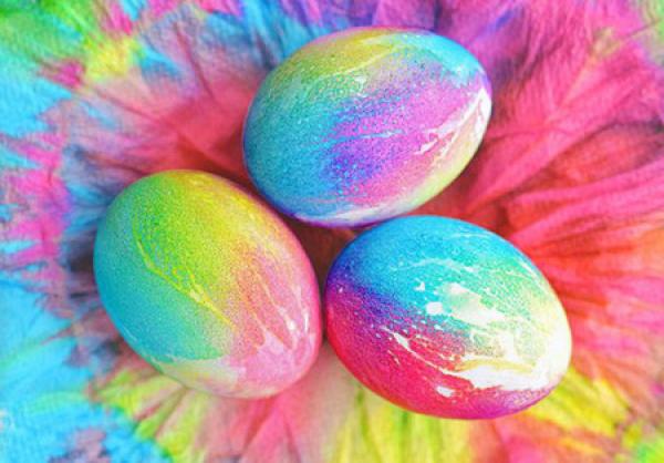 ¿Cómo teñir los huevos de Pascua de colores con la técnica del tie-dye?