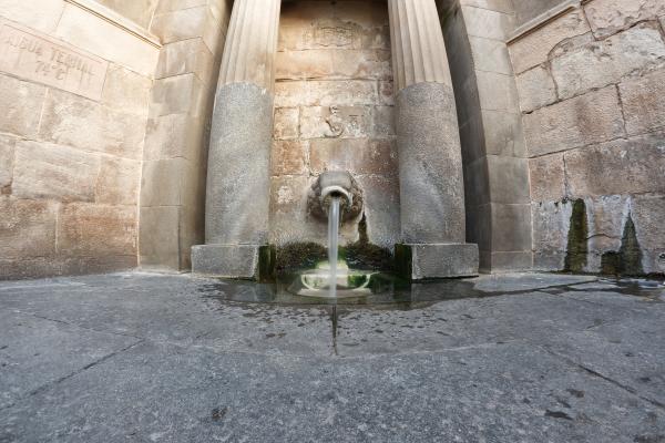 La Font del Lleó de Caldes de Montbui amb nens