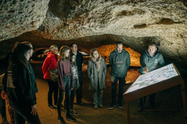 Aventuras en cuevas de Tarragona con niños