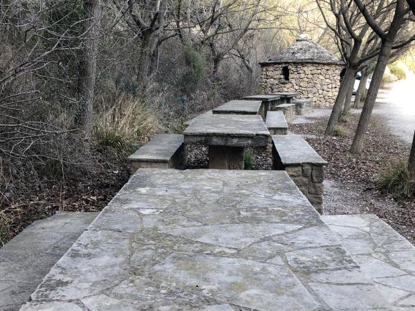 Zona de pícnic de la Font de l'Espadella amb nens